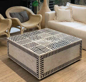 Table basse ronde noire avec incrustation géométrique de carreaux en os sur le dessus et un côté à motif floral répété sur un cadre en laiton. En gros. - Product Image 6