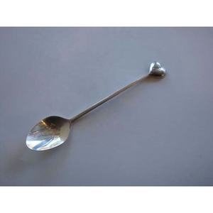 Cuillère à thé argentée en acier inoxydable de haute qualité nouveau design avec poignée en forme de coeur ensemble de couverts d'aspect royal pour les mariages maison hôtel - Product Image 1