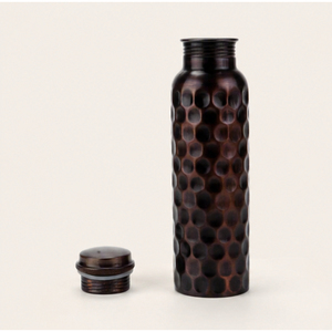 Botella de Agua de Cobre Puro Hecha a Mano con Diseño Martillado de Diamante Antiguo, a Prueba de Fugas, para Bebidas Ayurvédicas, Yoga, Gimnasio y Viajes - Product Image 1