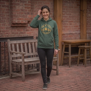 Sweat-shirt à capuche vert foncé pour femme Twin City avec logo doré imprimé sur le devant, coupe classique, pour l'automne - Product Image 4