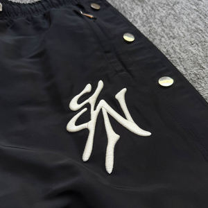Pantalones cortavientos personalizados para hombre, de pierna ancha, con broches laterales, estilo hip hop, streetwear, holgados, de nailon, para entrenamiento. - Product Image 5