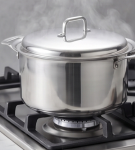 Casserole ronde en acier inoxydable de qualité supérieure, design élégant, durable et minimaliste, parfaite pour cuisiner et servir des repas chauds - Product Image 2
