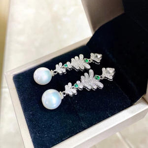 ต่างหูห้อยประดับมุกน้ำจืดทรงกลม S925 เงินแท้ คุณภาพสูง ขนาด 8.5-9 มม. ไร้ตำหนิ ดีไซน์ดอกไม้ - Product Image 3