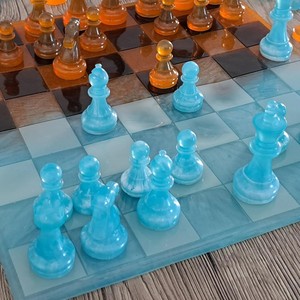 Jeu d'échecs et pièces en résine artisanale de qualité supérieure, plateau de jeu de luxe par Crafted Treasures au meilleur prix - Product Image 1