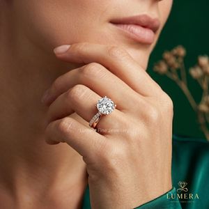 Bague pour femme en or rose avec diamant taille ovale, diamant rond brillant, diamant de laboratoire, design croisé torsadé et pierres pavées latérales, cadeau romantique - Product Image 6