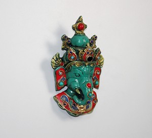 Placa Decorativa de Pared con Máscara de Ganesha de Resina, Estilo Tibetano Nepalí |   Estatua de Ganesha Vintage con Mosaico de Piedra |   Artesanía Religiosa Tradicional - Product Image 1
