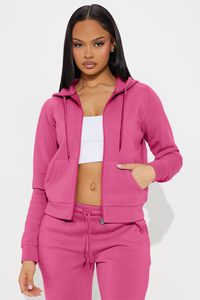 Conjunto deportivo de dos piezas con sudadera con capucha y cremallera, top corto y pantalones para mujer, hecho en Pakistán. - Product Image 3
