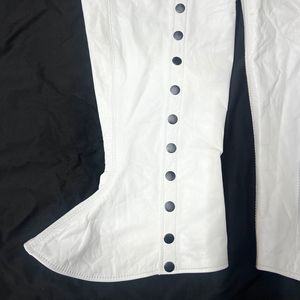 Estos son un par de polainas blancas y negras con cierres de botones plateados. Polainas de lona blancas hasta la rodilla. - Product Image 5