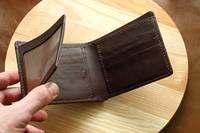 Cartera Bifold Corta de Cuero Genuino Hecha a Mano con Grabado de Cara de Lobo, Estilo Vintage para Hombre, Color Marrón Oscuro, Cierre Plegable, Diseño con Estampado Animal