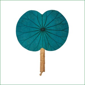 Abanico de mano vietnamita hecho a mano con hojas de loto, accesorio de moda elaborado con productos naturales inspirado en la belleza de la flor de loto. - Product Image 4
