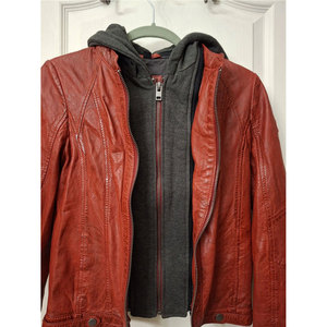 Chaqueta de Piel de Cordero Curtida en Rojo Oscuro, con Capucha Gris Desmontable y Cierre de Cremallera Completo, para Mujer - Product Image 5