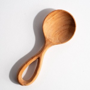 Cuillère en bois artisanale avec long manche lisse pour la cuisine quotidienne, la préparation des soupes, du riz, des salades, ustensile durable et antiadhésif - Product Image 1