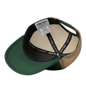 Casquette trucker snapback unisexe adulte ajustable avec logo brodé, motif camouflage inspiré de l'extérieur et élégante broderie blanche. - Product Image 3