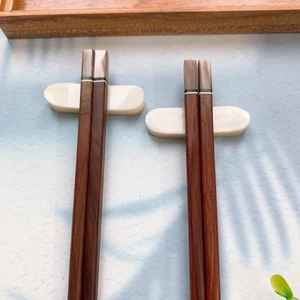 ตะเกียบไม้จีนแบบกำหนดเองพร้อมที่วางตะเกียบ ใช้ซ้ำได้ ชุดตะเกียบซูชิญี่ปุ่นเกาหลี ของขวัญ - Product Image 3