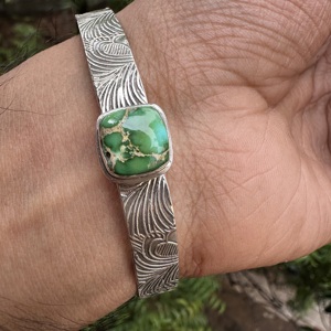 Brazalete Unisex Hecho a Mano en Plata 925 con Turquesa Dorada Sonora, Gema Vintage con Forma de Flor, Engaste en Bisel, Brazalete Fino - Product Image 1