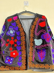 Veste en velours brodée Suzani, faite à la main, style bohème chic, manteau ethnique, vêtement d'extérieur vintage, vente en gros, veste bohème en velours - Product Image 3