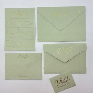 Juego de invitaciones de papel premium con borde decorativo, sobres hechos a mano con impresión en foil y elegante papelería de lujo - Product Image 3