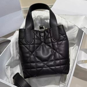 Sac fourre-tout noir matelassé en polyester avec fermeture éclair, deux poignées, motif losanges, style minimaliste, 7 chaînes, fleurs - Product Image 1