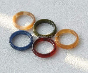 Bagues en résine faites à la main de haute qualité pour la fête et la plage bijoux personnalisables en bois acrylique incrustés pour les cadeaux d'anniversaire - Product Image 1