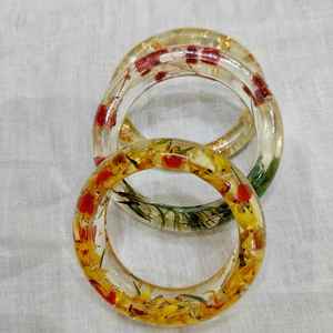 Pulsera de resina pulida con acabado liso, joyería de resina con efecto cristal, pulseras de resina artesanales, pulsera de resina con flores secas - Product Image 4