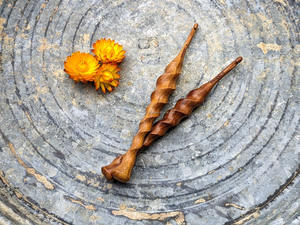 Crochet en bois léger et lisse, outil essentiel pour les artisans créatifs et les designers - Product Image 3