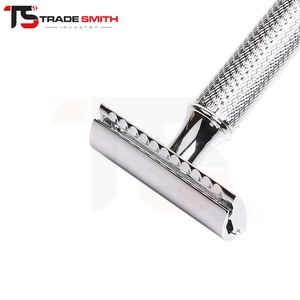 Rasoir de sécurité ergonomique à double tranchant TSI avec manche équilibré pour un rasage quotidien contrôlé, adapté aux professionnels et à un usage personnel. - Product Image 5