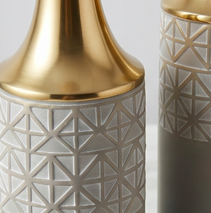 Ensemble de 2 vases géométriques en céramique et métal dorés modernes pour centre de table moderne ou accent décoratif de salon - Product Image 2