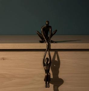 Estante Metálico Contemporáneo con Decoración de Escultura de Bronce de Hombre Levantando a Mujer, Figura Romántica para Decoración de Ocasiones Especiales y Regalos - Product Image 2