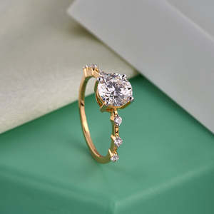 Bague en or avec diamant taille brillant rond et pierres latérales, collection élégante - Product Image 1