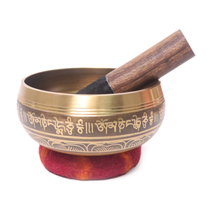Bol chantant tibétain en laiton de 12 cm en gros avec gravure de mantra bouddhiste, bol de méditation fait main pour la guérison sonore et le yoga - Product Image 2