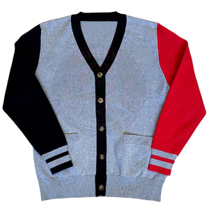 Cardigan universitaire grec en acrylique tricoté à col en V pour femmes, avec logo brodé, et pull varsity coloré à boutons pour hommes - Product Image 1