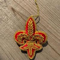 Handgemaakte zijden hangdecoratie Fleur-de-Lis, blauw-gouden borduurwerk, traditioneel vintage decoratief wand- of boomdecor, Frans symboolontwerp