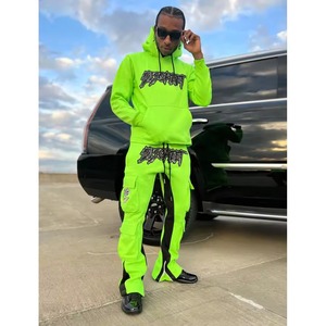 Conjunto de dos piezas de moda urbana vintage para hombre: Sudadera con capucha y bordado desgastado con logo personalizado y pantalones de pierna ancha de tela gruesa. - Product Image 4