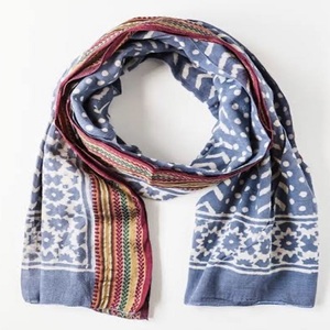 Pañuelo de Verano Ligero y Transpirable de Poliéster con Estampado Colorido y Estiramiento en Cuatro Direcciones, Diseño Personalizado, Estilo de Lujo para Mujer - Product Image 4