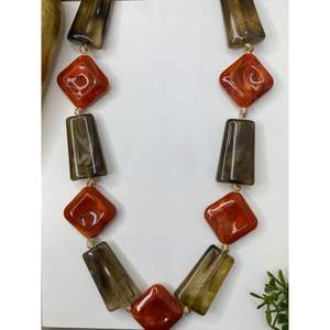 Collier élégant en résine et bois pour superposer des accessoires de mode en cristal - Product Image 3