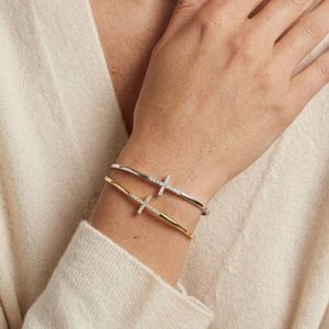 กำไลข้อมือทองคำ 14K ประดับเพชรแล็บโกรว์ดีไซน์รูปกากบาทสุดหรู - Product Image 4