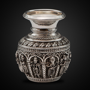 Olla versátil de latón con tapa desmontable de cinco hojas y grabado clásico con motivos de volutas. Artículo útil disponible a precios de mayorista. - Product Image 4