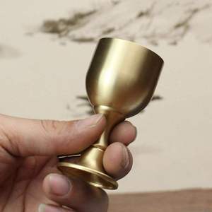 Copa de Comunión Elegante y Moderna de Latón Dorado, Hecha a Mano, Ecológica, de 1000 ml, Cáliz para Misa, Ceremonias Espirituales, Personalizable, para Comedor - Product Image 2