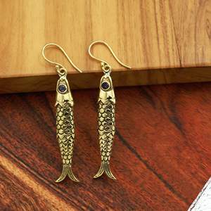 Boucles d'oreilles pendantes en laiton vintage faites à la main, motif poisson sculpté artisanal avec accent en pierre précieuse, style bohème minimaliste - Product Image 2