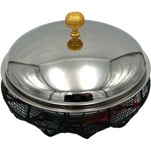 Plat à chafing unique en acier inoxydable rond avec base décorative en fil noir et couvercle à bouton doré pour service de buffet de boutique - Product Image 1