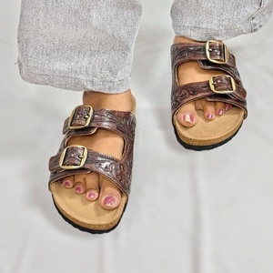 Sandalias Hechas a Mano de Cuero Genuino con Hebilla de Cierre con Grabado Floral, Estilo Vintage, Unisex, Color Marrón - Product Image 2