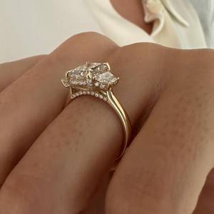 Bague en diamant de laboratoire radiant 3 TCW, Bague trois pierres radiant et trapézoïdal, Trois pierres en taille trilliant, Certifiée IGI - Product Image 2