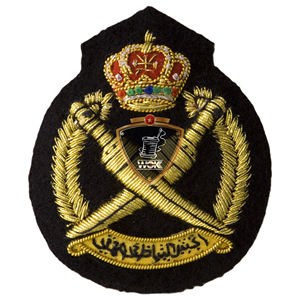 ตราสัญลักษณ์ปักมือจากโอมาน ทำจากลวดทองเหลือง พร้อมฐานผ้าสักหลาดสีทองและผ้าใบสีดำ ตราติดหมวกแบบกำหนดเองได้ ขนาด 5 ซม. แบบนูน - Product Image 1