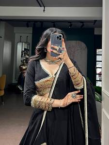 Conjunto de Lehenga Tradicional para Boda, Largo hasta el Suelo, de Algodón Khadi, Sin Arrugas, de Secado Rápido, con Bordado de Hilo de Lentejuelas, Espejos y Gota - Product Image 1