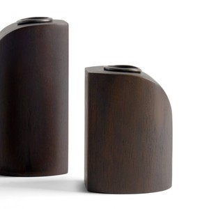 Ensemble de porte-bougies en bois brun foncé avec des formes de blocs sculpturales inclinées et des inserts en métal pour une décoration contemporaine - Product Image 4