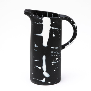 Carafe en résine aux couleurs étonnantes, design noir et blanc avec poignée, style minimaliste, à bon prix - Product Image 1