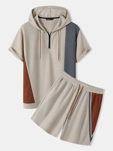 Conjunto deportivo informal para hombre con capucha de color en contraste, top con cremallera de manga corta y pantalones cortos - Product Image 3