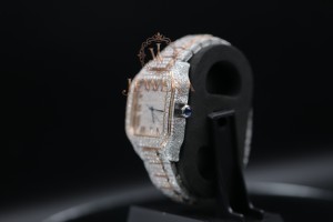 Montre de luxe pour homme en moissanite de qualité supérieure, idéale pour les cadeaux de fiançailles, les soirées et les looks de haute couture, disponible à la vente - Product Image 3