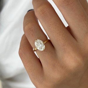Bague de fiançailles avec diamant ovale de 2,5 carats, E VVS2, cultivé en laboratoire, sertie de pierres, or jaune 14 carats, bague solitaire unique, certifiée IGI - Product Image 1