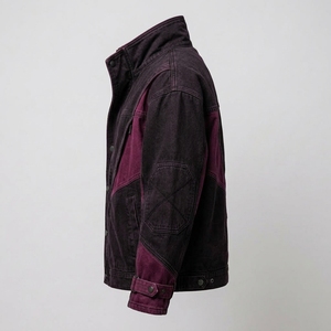 Veste utilitaire en jean bordeaux délavé pour homme, col montant personnalisé, à rabat boutonné, blocs de couleur chevron, style streetwear tactique - Product Image 4